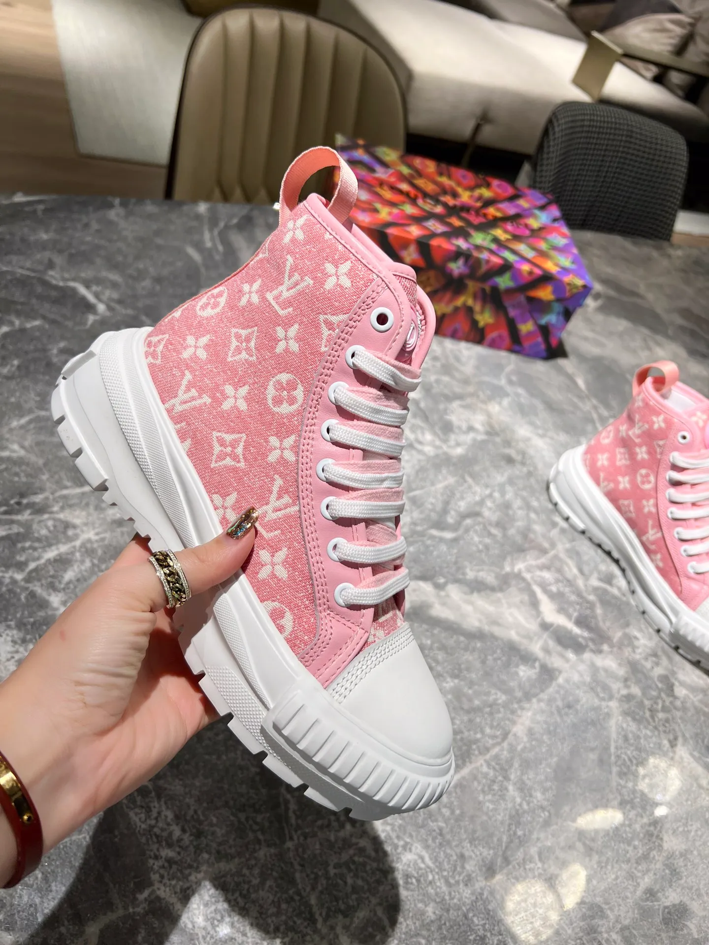 👟👟Ex-factory price 480👟👟 This LV Squad sneaker is made of Monogram denim to show the freshness of summer. A thick, lug rubber outsole remains lightweight, and is detailed with double laces, patent eyelets, and a rubber LV Circle patch on the tongue. Detailed Features Monogram denim Double laces Thick lugged rubber outsole Rubber LV Circle logo on tongue Color: Blue and Pink Size: 35-41